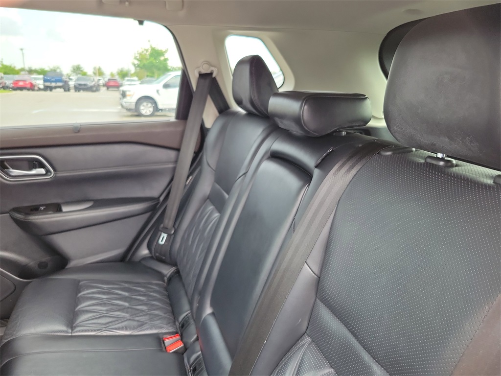 2022 Pearl White Tricoat/Super Black Nissan Rogue Platinum FWD SUV