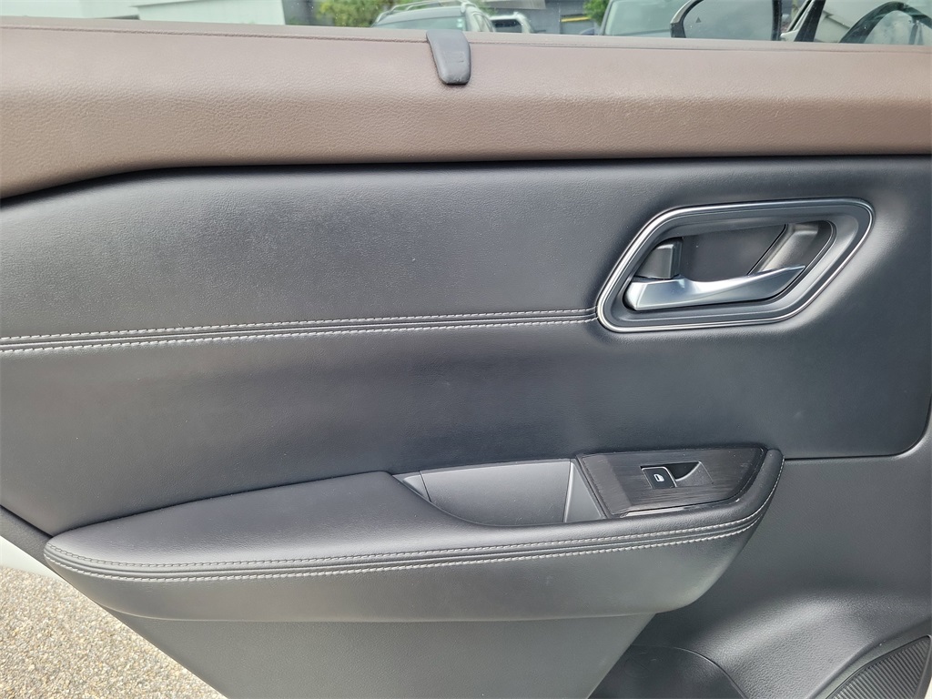 2022 Pearl White Tricoat/Super Black Nissan Rogue Platinum FWD SUV