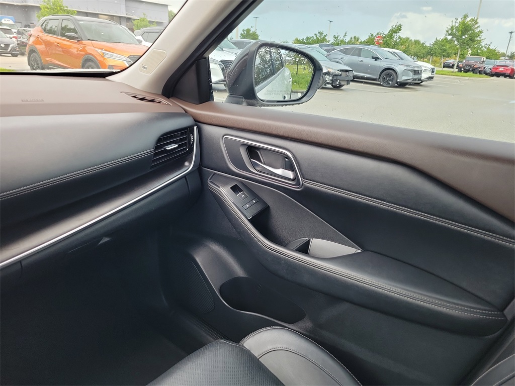 2022 Pearl White Tricoat/Super Black Nissan Rogue Platinum FWD SUV