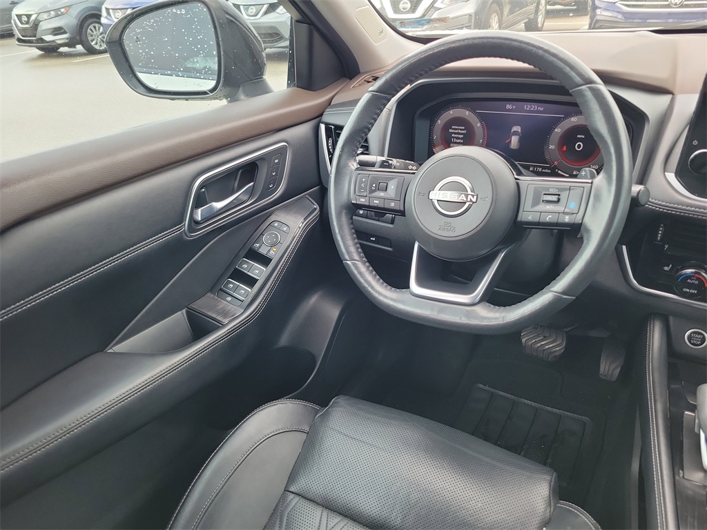 2022 Pearl White Tricoat/Super Black Nissan Rogue Platinum FWD SUV
