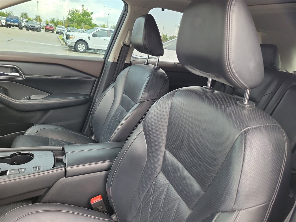 2022 Pearl White Tricoat/Super Black Nissan Rogue Platinum FWD SUV