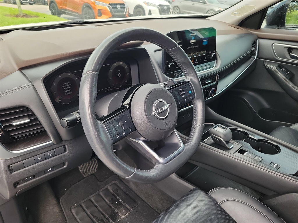2022 Pearl White Tricoat/Super Black Nissan Rogue Platinum FWD SUV