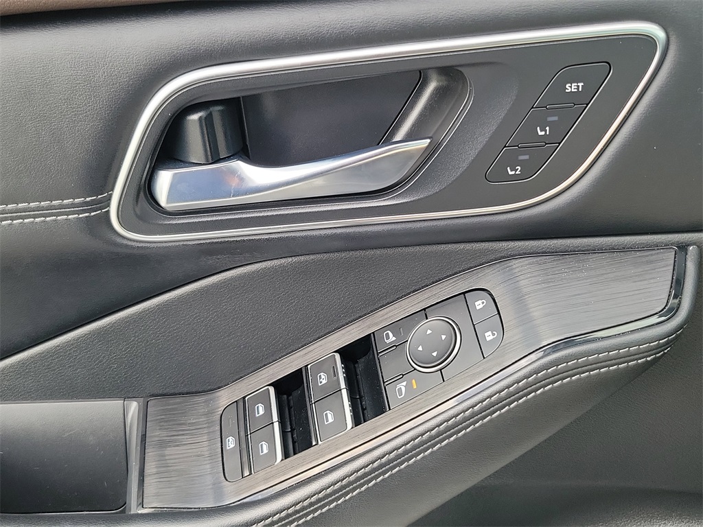 2022 Pearl White Tricoat/Super Black Nissan Rogue Platinum FWD SUV