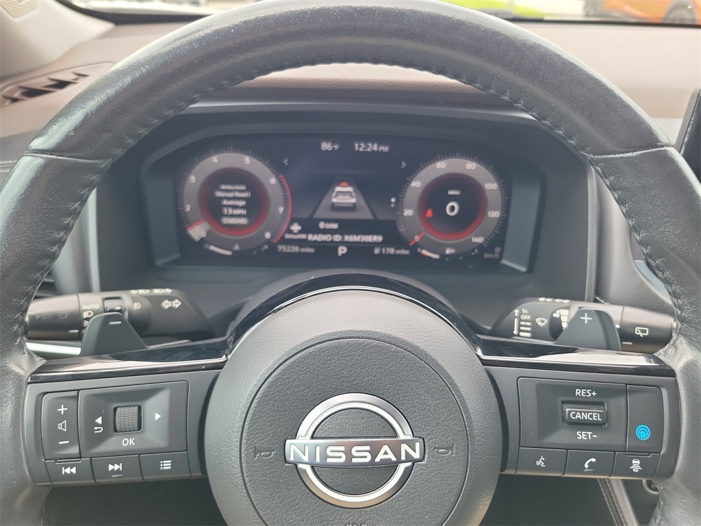 2022 Pearl White Tricoat/Super Black Nissan Rogue Platinum FWD SUV