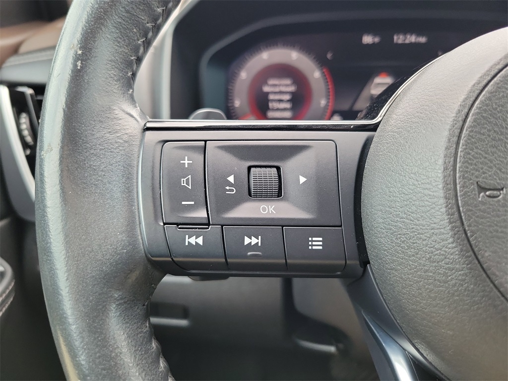 2022 Pearl White Tricoat/Super Black Nissan Rogue Platinum FWD SUV