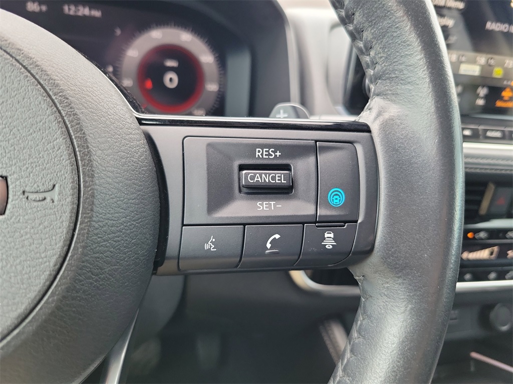 2022 Pearl White Tricoat/Super Black Nissan Rogue Platinum FWD SUV