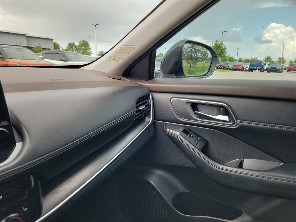 2022 Pearl White Tricoat/Super Black Nissan Rogue Platinum FWD SUV