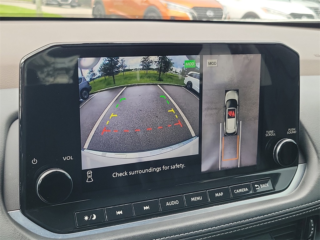 2022 Pearl White Tricoat/Super Black Nissan Rogue Platinum FWD SUV
