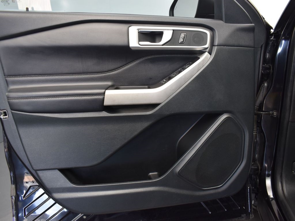 2022 Agate Black Metallic Ford Explorer XLT RWD SUV