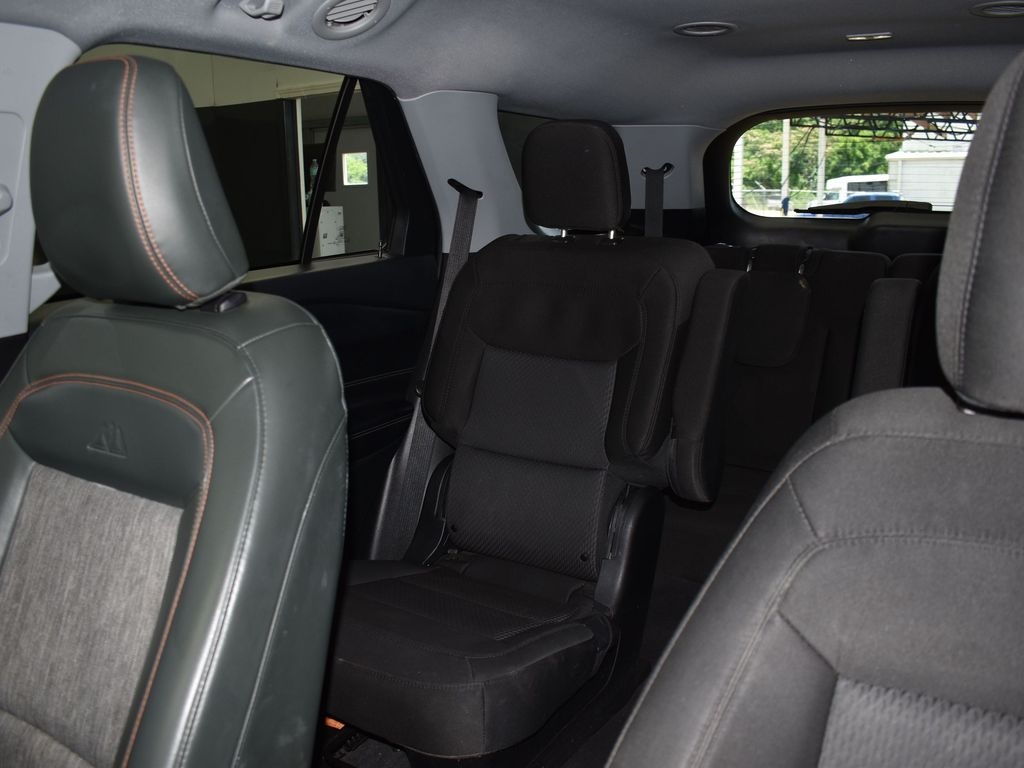 2022 Agate Black Metallic Ford Explorer XLT RWD SUV