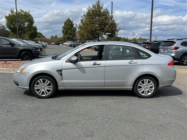 2010 Ford Focus SEL photo 3