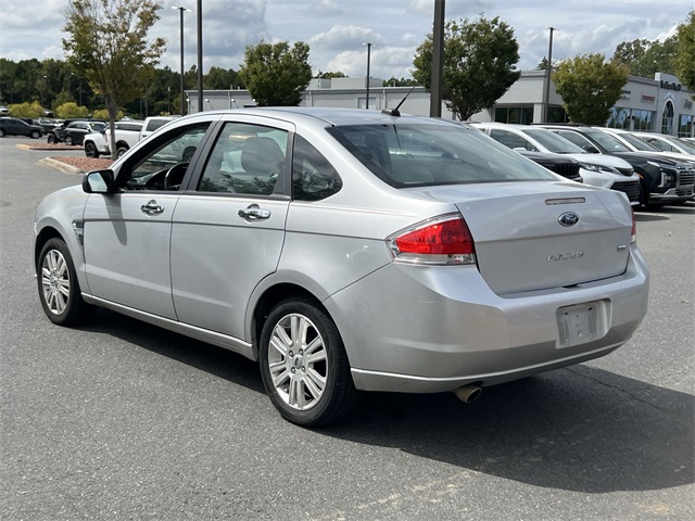 2010 Ford Focus SEL photo 4