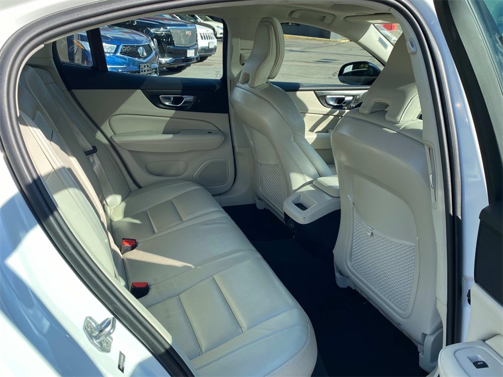 2022 Crystal White Metallic Volvo S60 B5 Momentum AWD Sedan