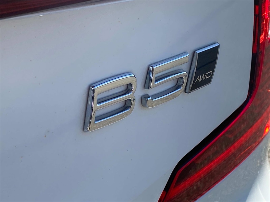 2022 Crystal White Metallic Volvo S60 B5 Momentum AWD Sedan
