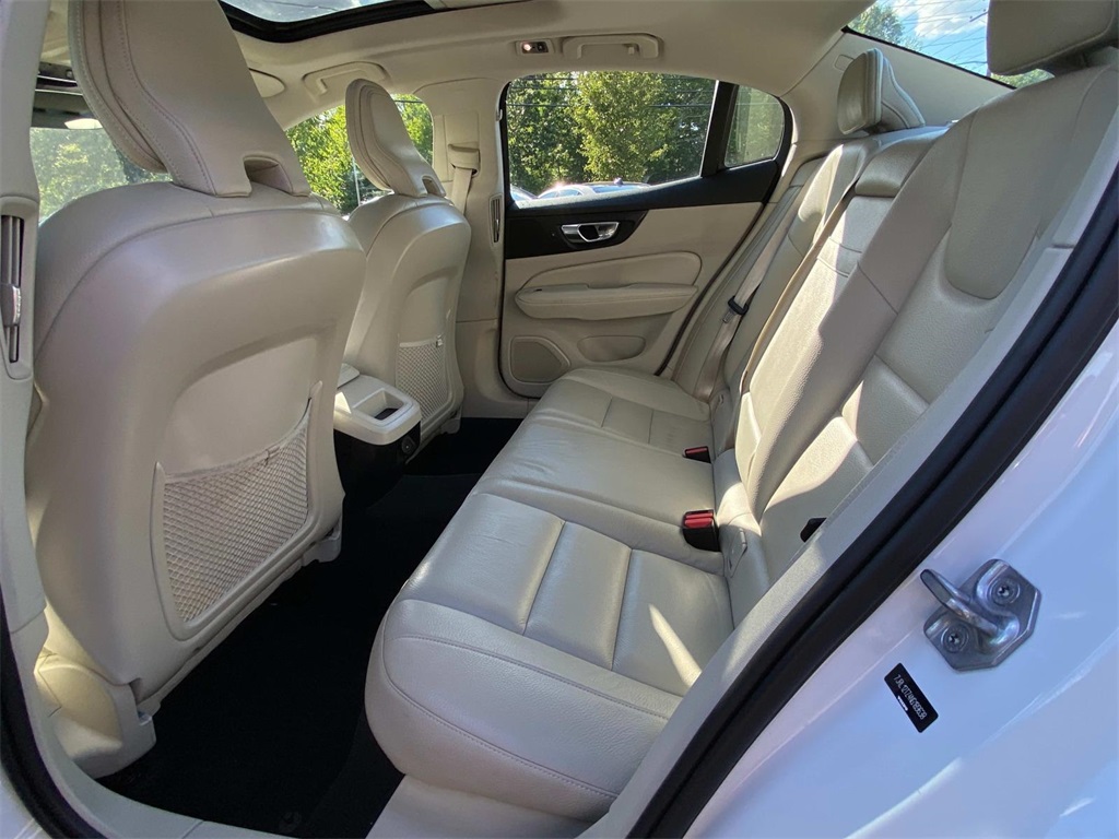 2022 Crystal White Metallic Volvo S60 B5 Momentum AWD Sedan