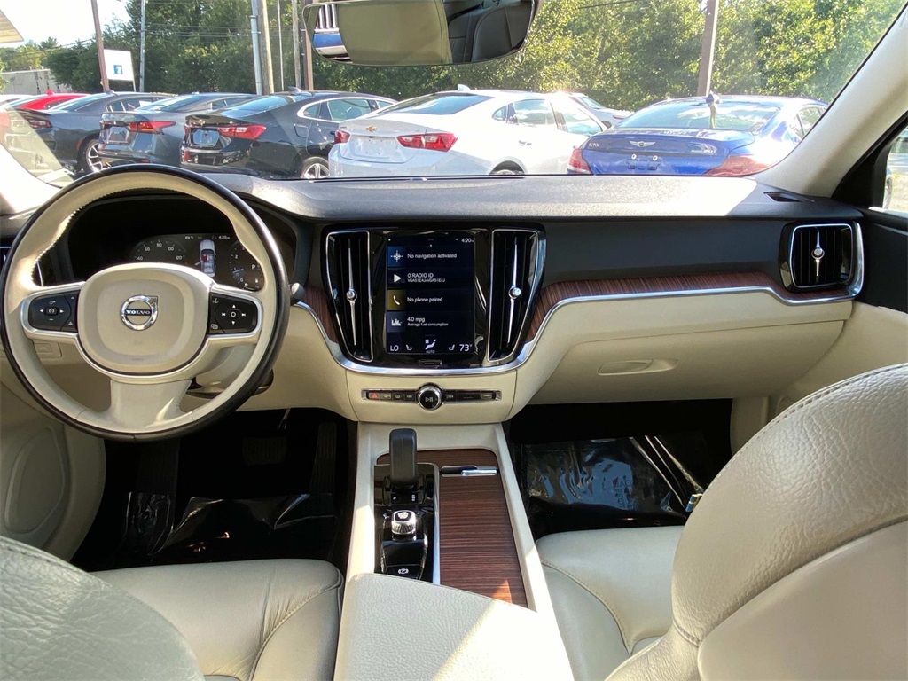 2022 Crystal White Metallic Volvo S60 B5 Momentum AWD Sedan