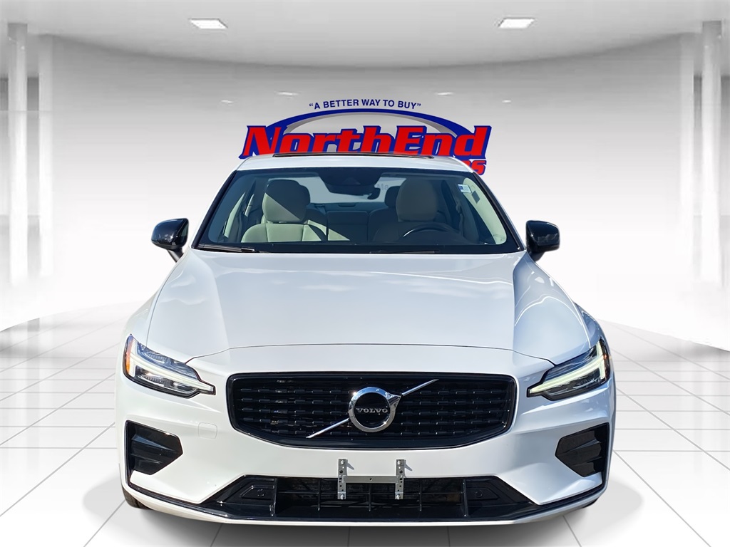 2022 Crystal White Metallic Volvo S60 B5 Momentum AWD Sedan