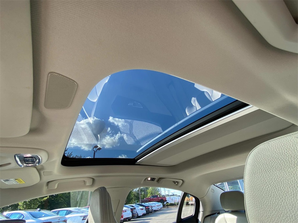 2022 Crystal White Metallic Volvo S60 B5 Momentum AWD Sedan