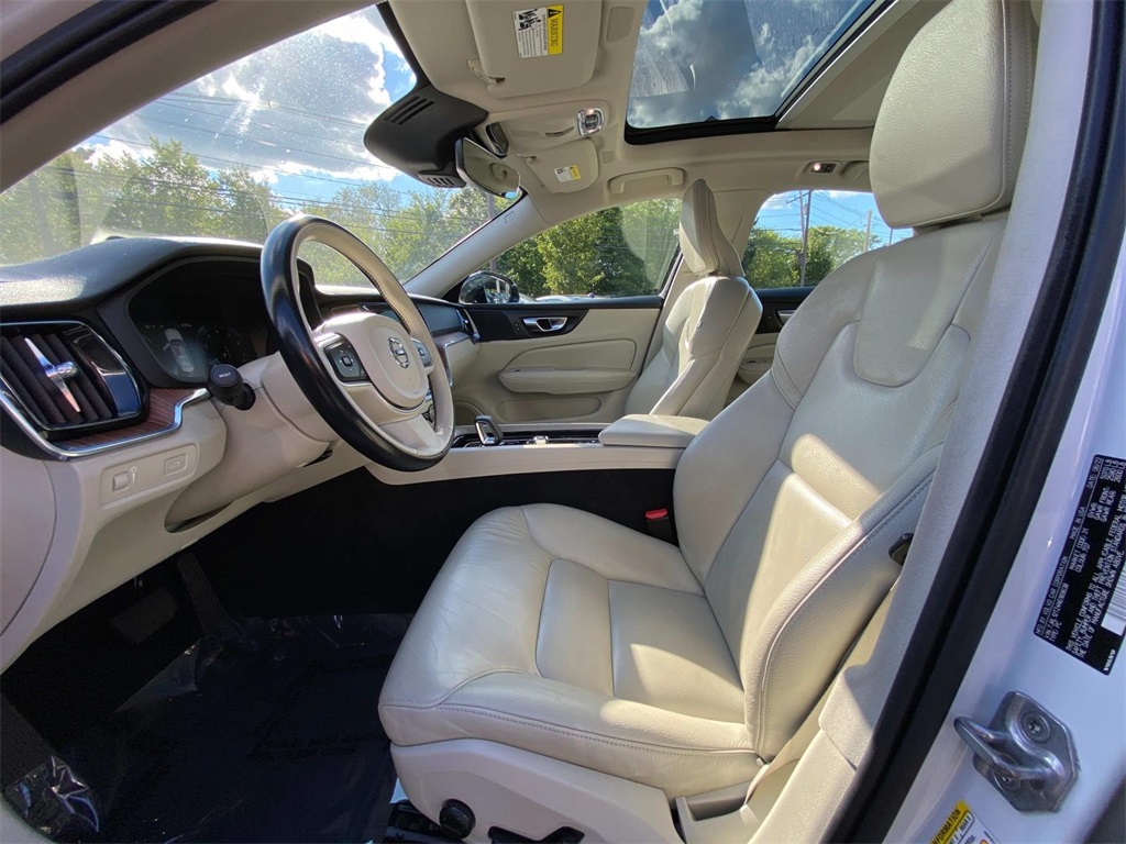 2022 Crystal White Metallic Volvo S60 B5 Momentum AWD Sedan