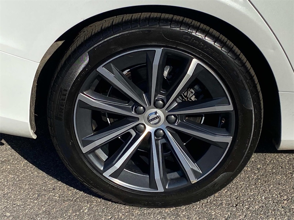 2022 Crystal White Metallic Volvo S60 B5 Momentum AWD Sedan