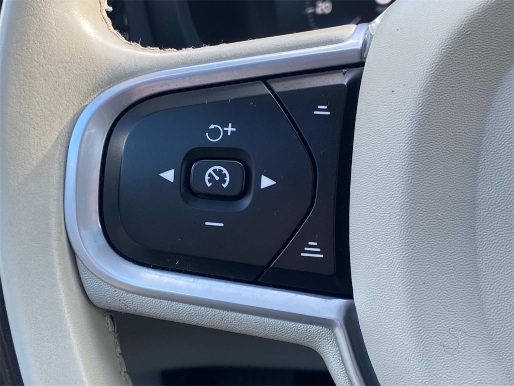 2022 Crystal White Metallic Volvo S60 B5 Momentum AWD Sedan