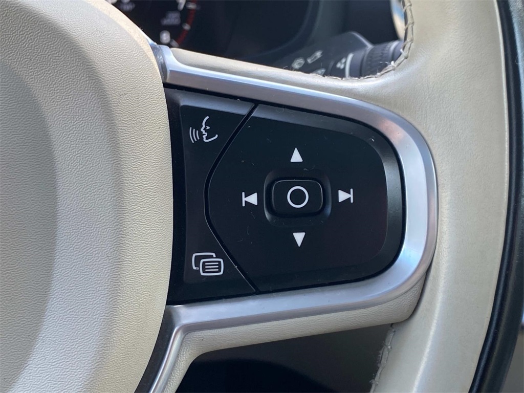 2022 Crystal White Metallic Volvo S60 B5 Momentum AWD Sedan