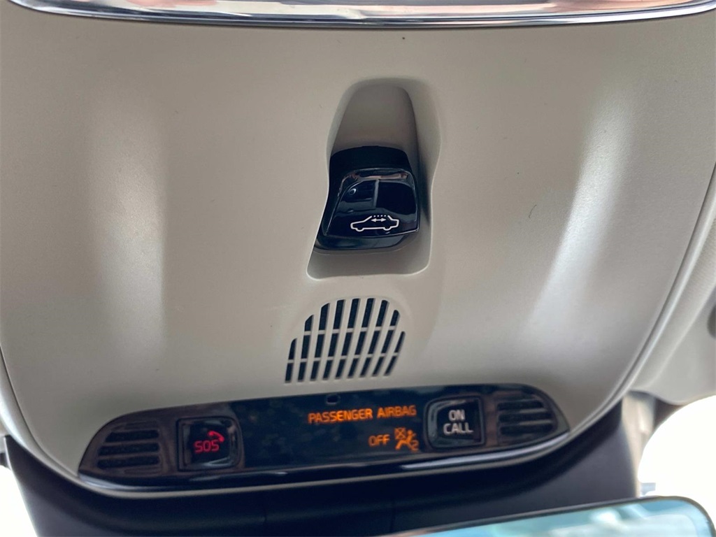 2022 Crystal White Metallic Volvo S60 B5 Momentum AWD Sedan