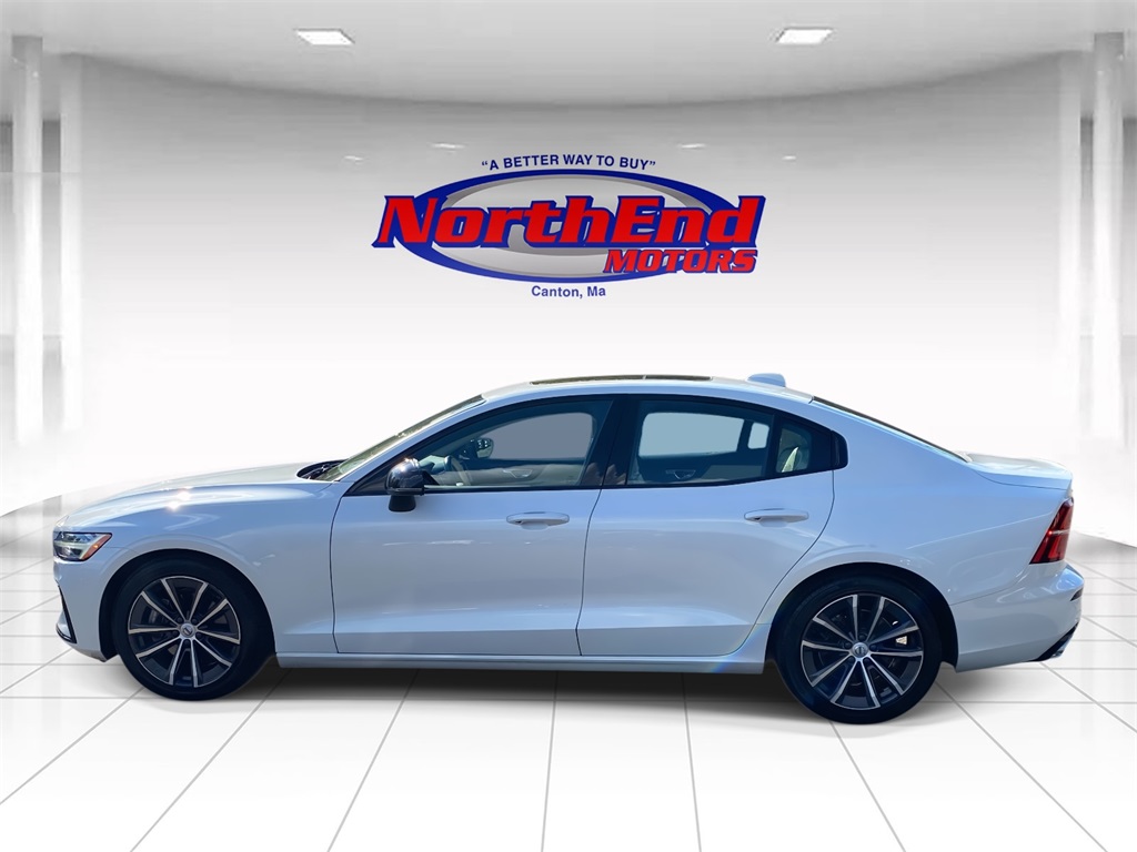 2022 Crystal White Metallic Volvo S60 B5 Momentum AWD Sedan