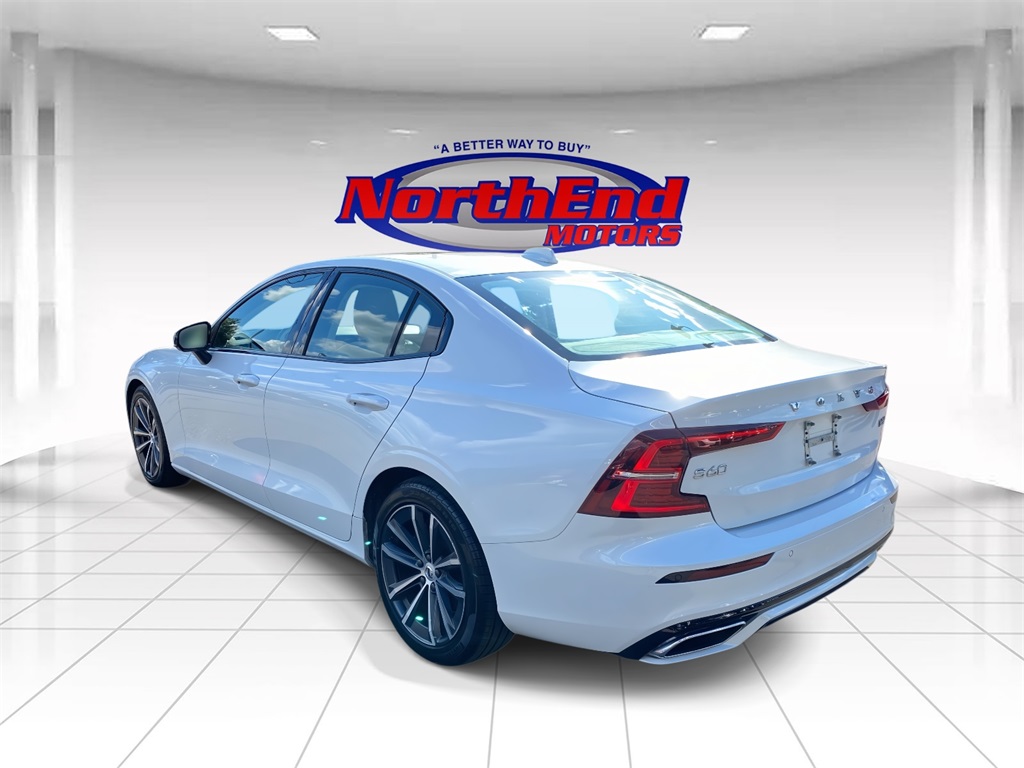 2022 Crystal White Metallic Volvo S60 B5 Momentum AWD Sedan