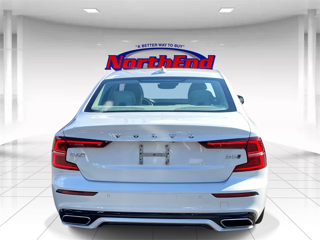 2022 Crystal White Metallic Volvo S60 B5 Momentum AWD Sedan
