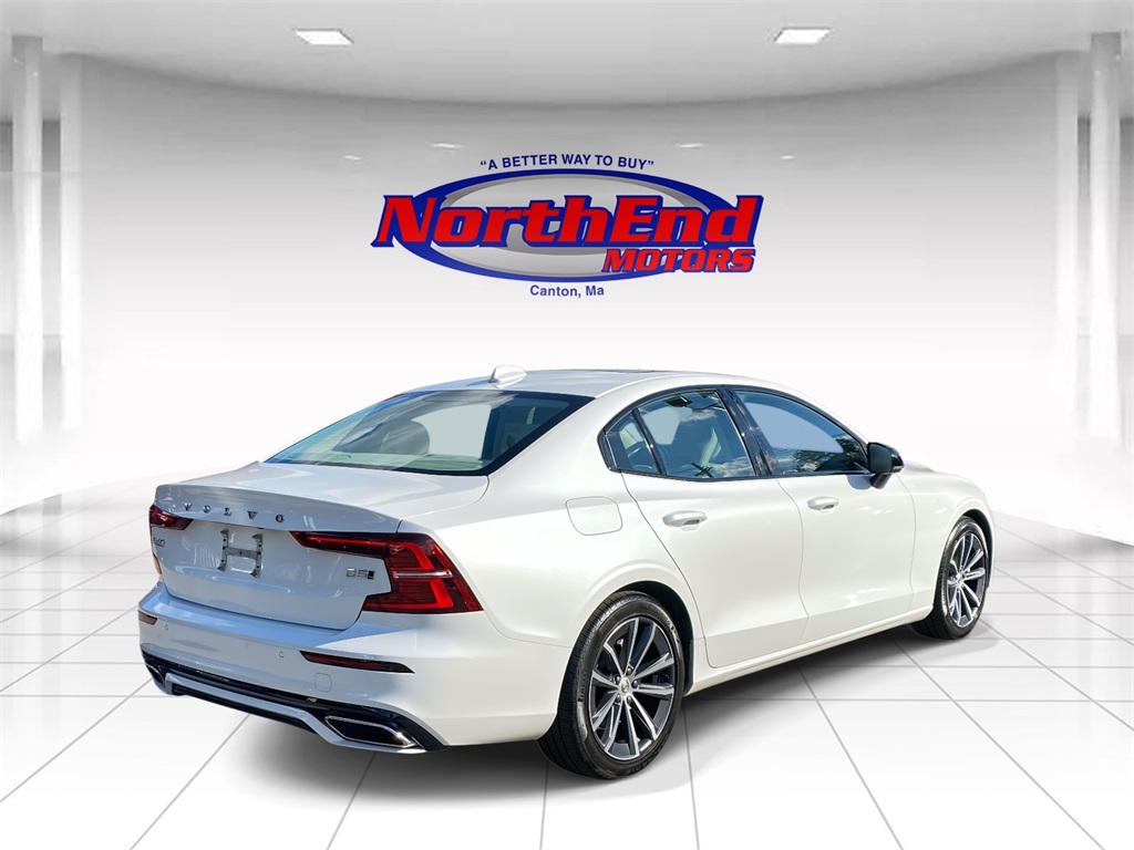 2022 Crystal White Metallic Volvo S60 B5 Momentum AWD Sedan