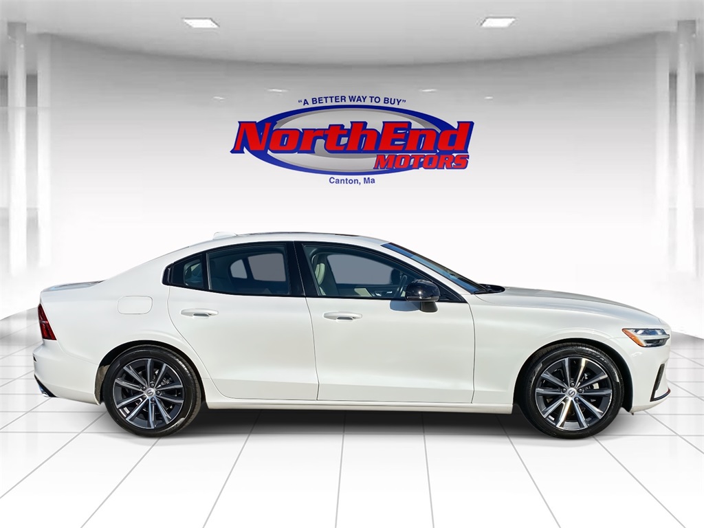 2022 Crystal White Metallic Volvo S60 B5 Momentum AWD Sedan
