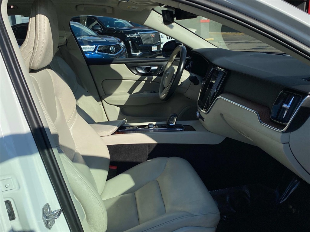 2022 Crystal White Metallic Volvo S60 B5 Momentum AWD Sedan