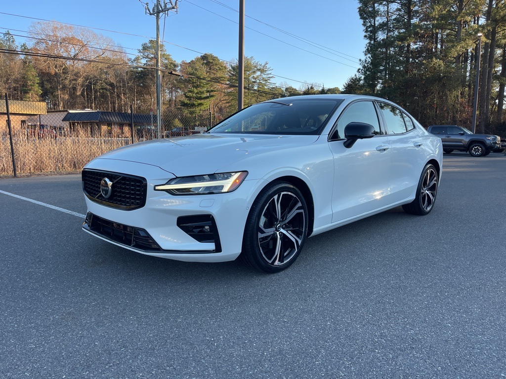 2024 Volvo S60 Plus's photo