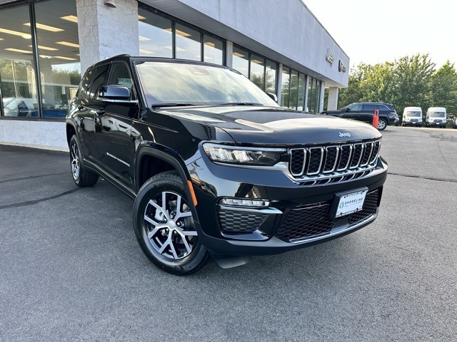 2025 Diamond Black Crystal Pearlcoat Jeep Grand Cherokee Limited 4X4 SUV