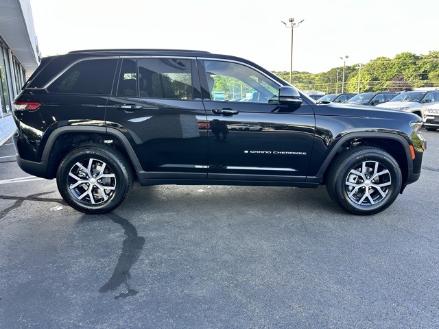 2025 Diamond Black Crystal Pearlcoat Jeep Grand Cherokee Limited 4X4 SUV
