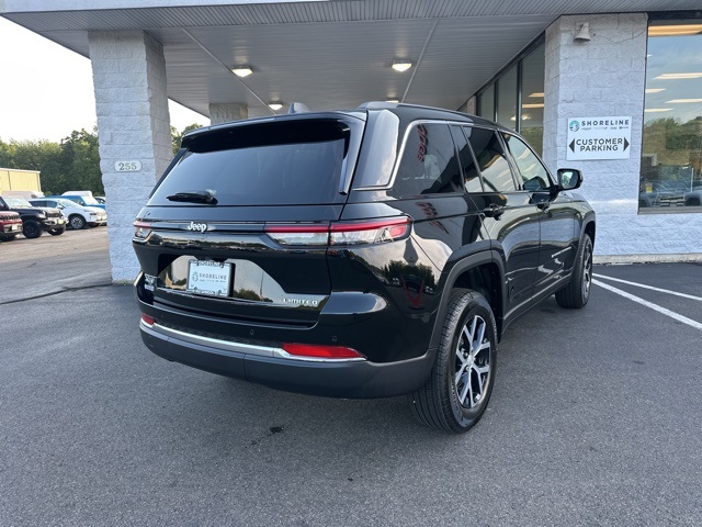 2025 Diamond Black Crystal Pearlcoat Jeep Grand Cherokee Limited 4X4 SUV