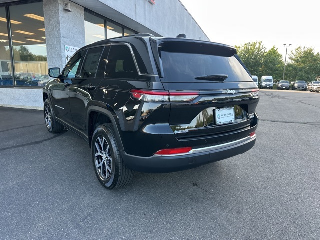 2025 Diamond Black Crystal Pearlcoat Jeep Grand Cherokee Limited 4X4 SUV