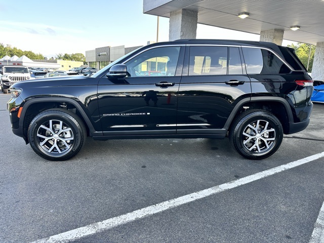 2025 Diamond Black Crystal Pearlcoat Jeep Grand Cherokee Limited 4X4 SUV