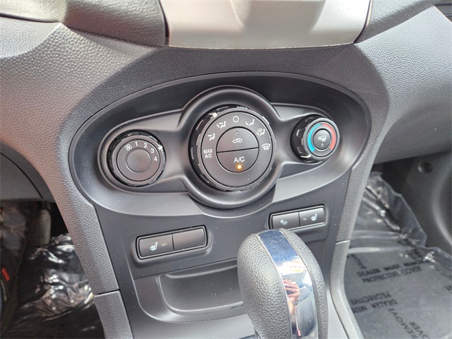 2013 Ford Fiesta Titanium photo 23