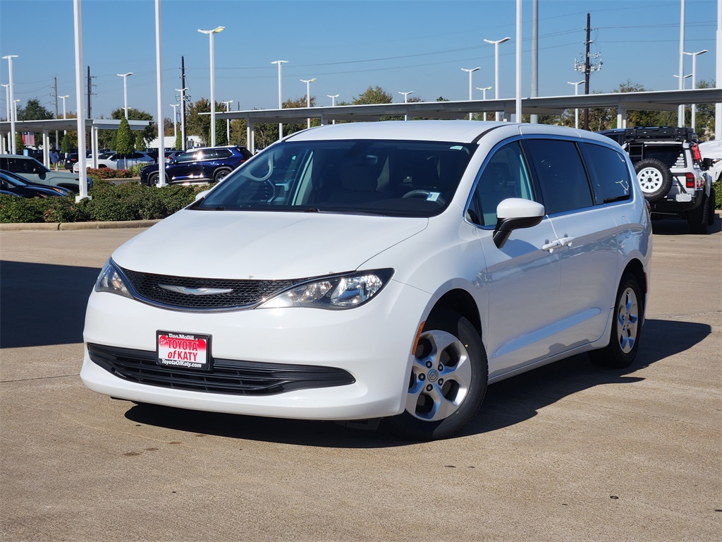 2017 Chrysler Pacifica LX's photo