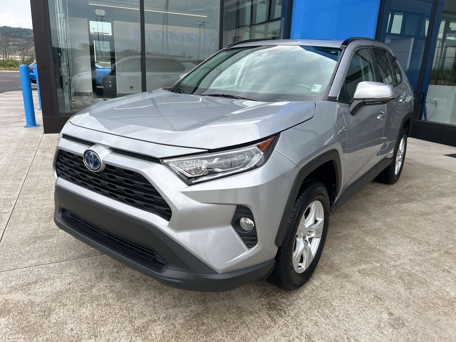 2021 Toyota RAV4 XLE's photo