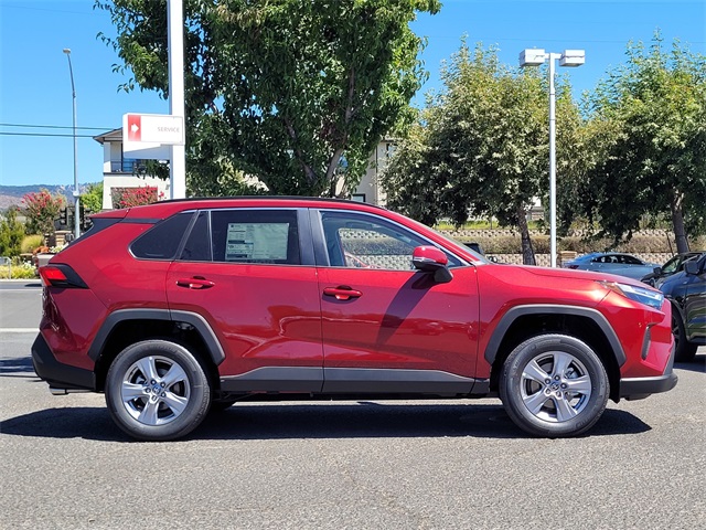 2025 Toyota RAV4 XLE photo 4