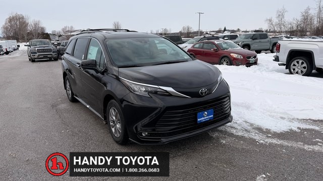 2026 Toyota Sienna XLE's photo