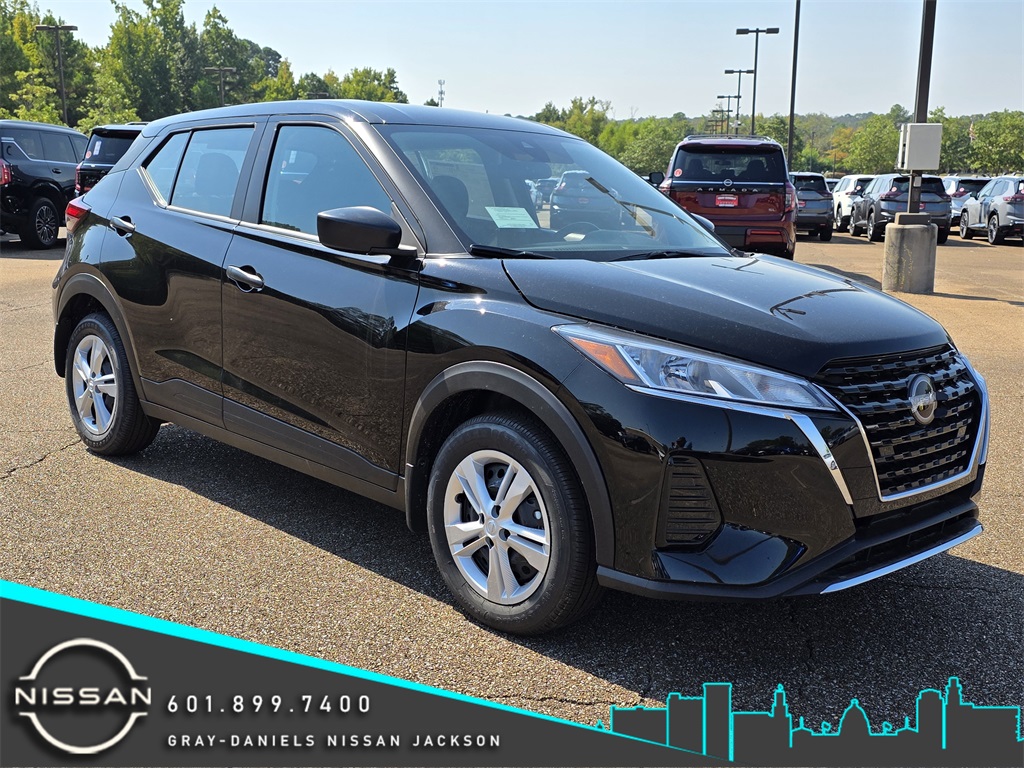 2025 Nissan KICKS PLAY Base's photo