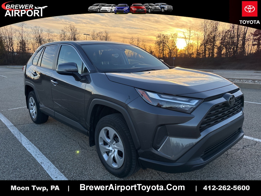 2023 Toyota RAV4 LE's photo