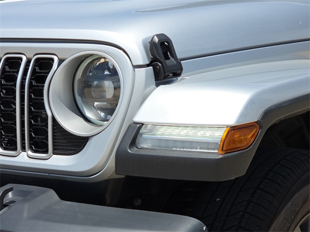 2024 Jeep Wrangler Sahara photo 4