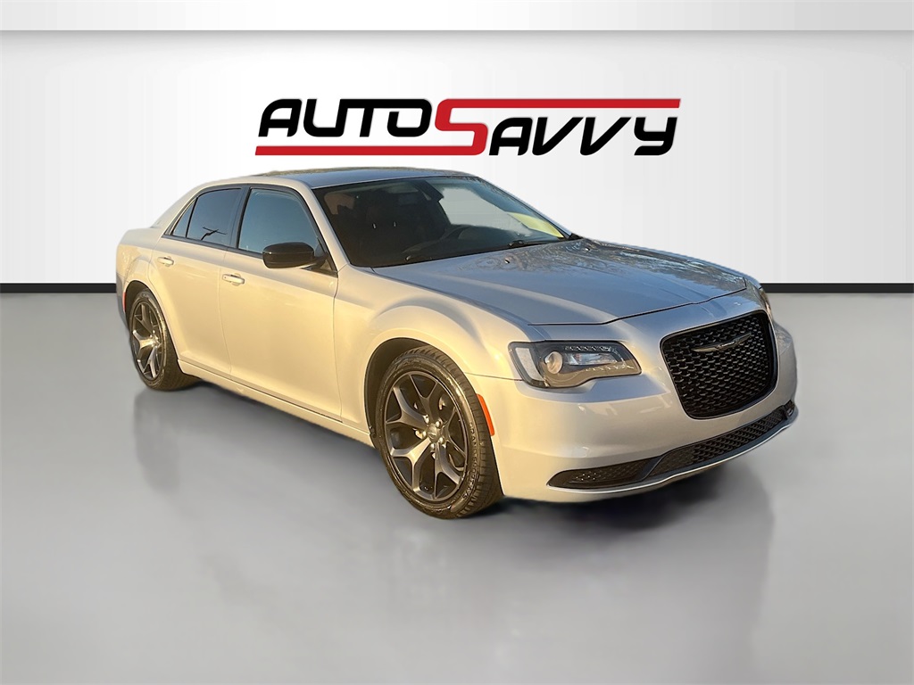 2021 Chrysler 300 Touring's photo