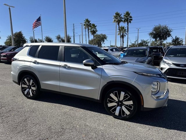 2025 Mitsubishi Outlander SE's photo