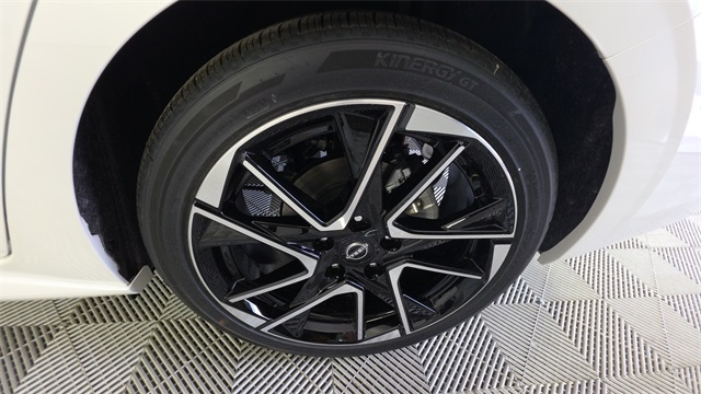2025 Aspen White Tricoat/Super Black Nissan Sentra SR FWD Sedan
